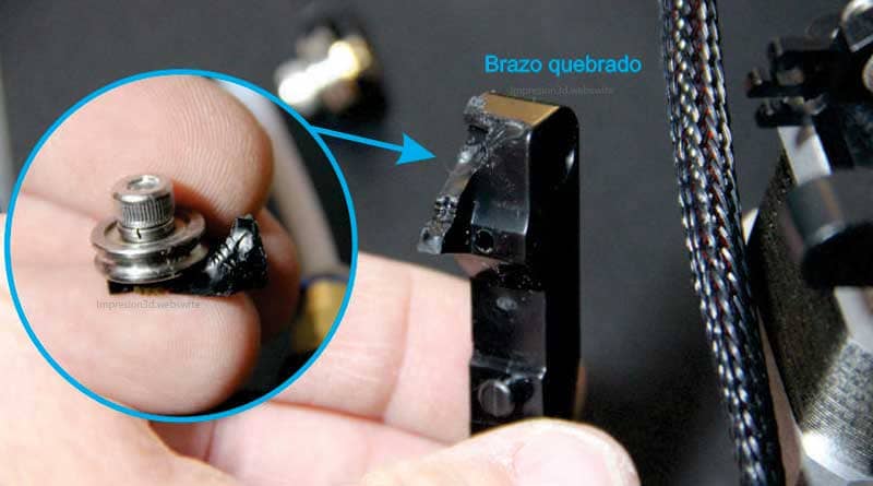 No sale filamento por el extrusor-Extrusor roto o brazo quebrado